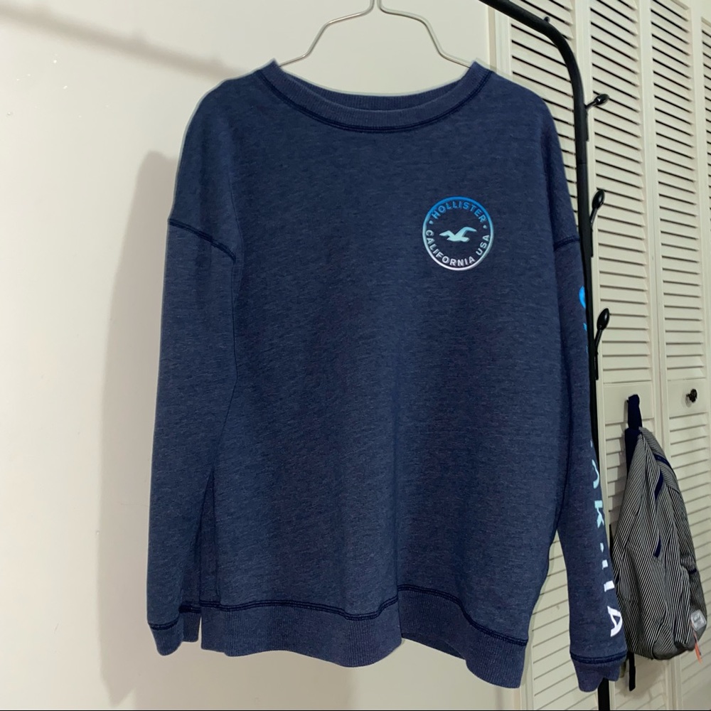 navy Hollister crewneck 💙